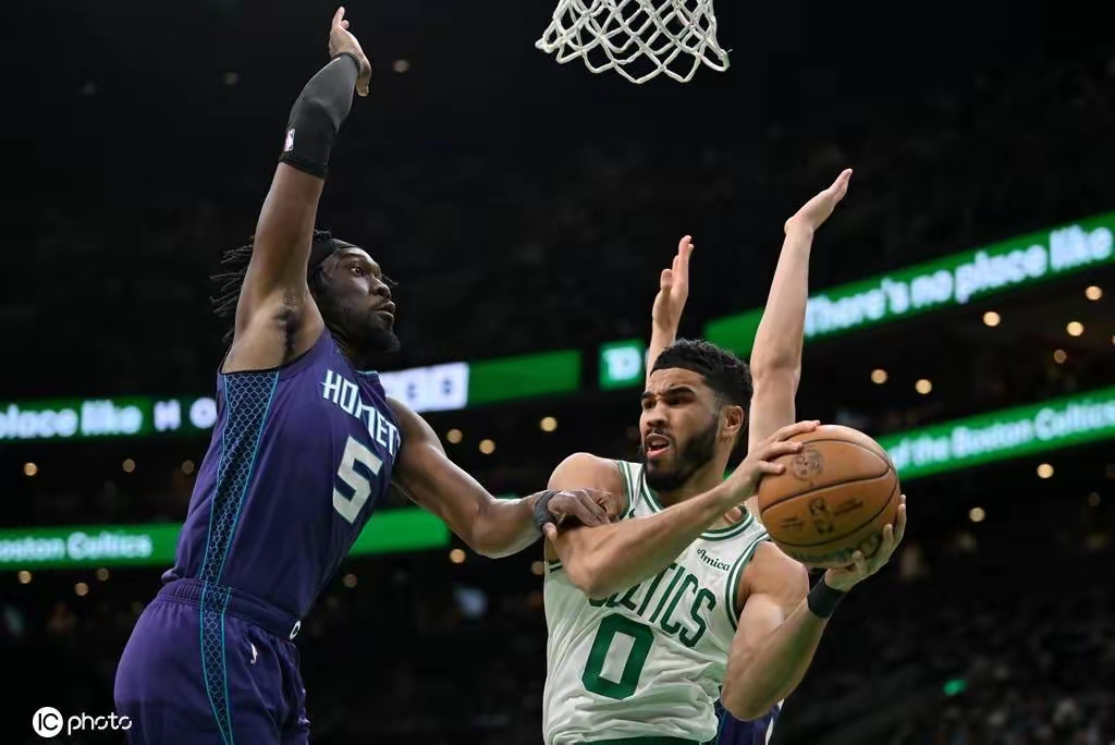 凯尔特人B队力克法国男篮，费沃斯送出助攻