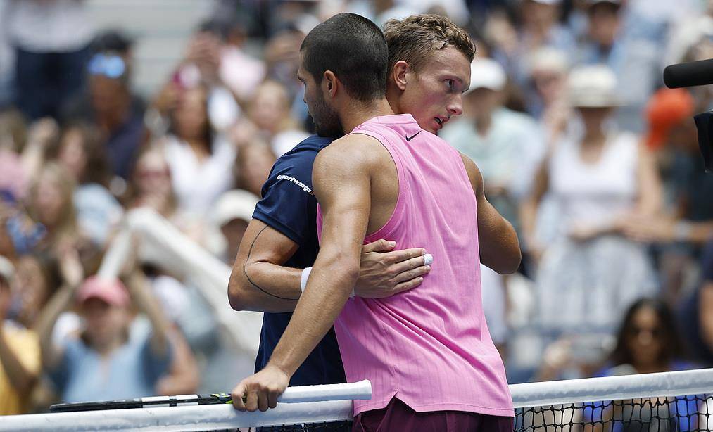 欧洲网球队鏖战意大利网球队,德约科维奇制霸全场 欧洲网球队鏖战意大利网球队,德约科维奇制霸全场