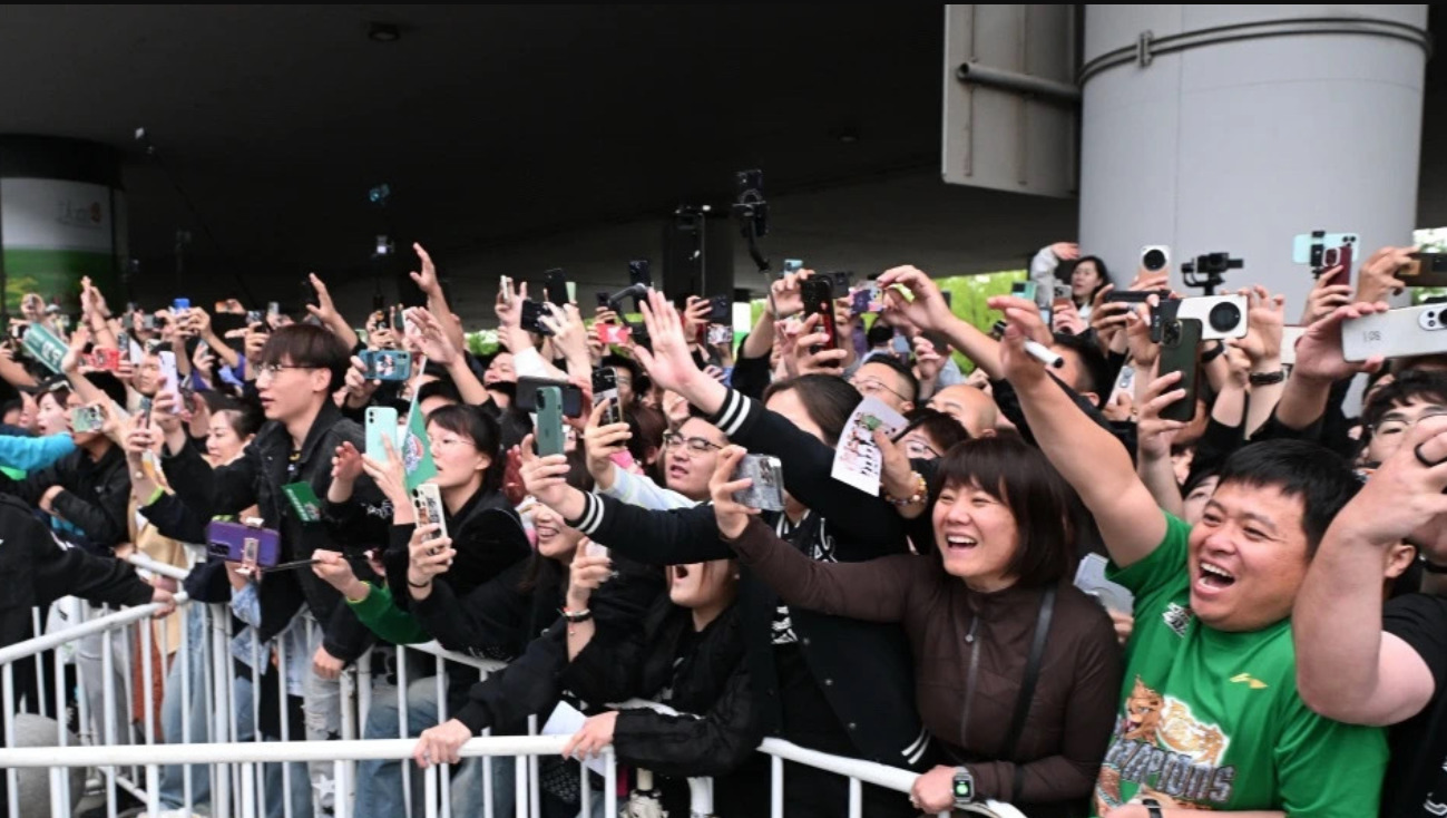 开云体育在线-场面火爆！CBA观众席沸腾不已的简单介绍