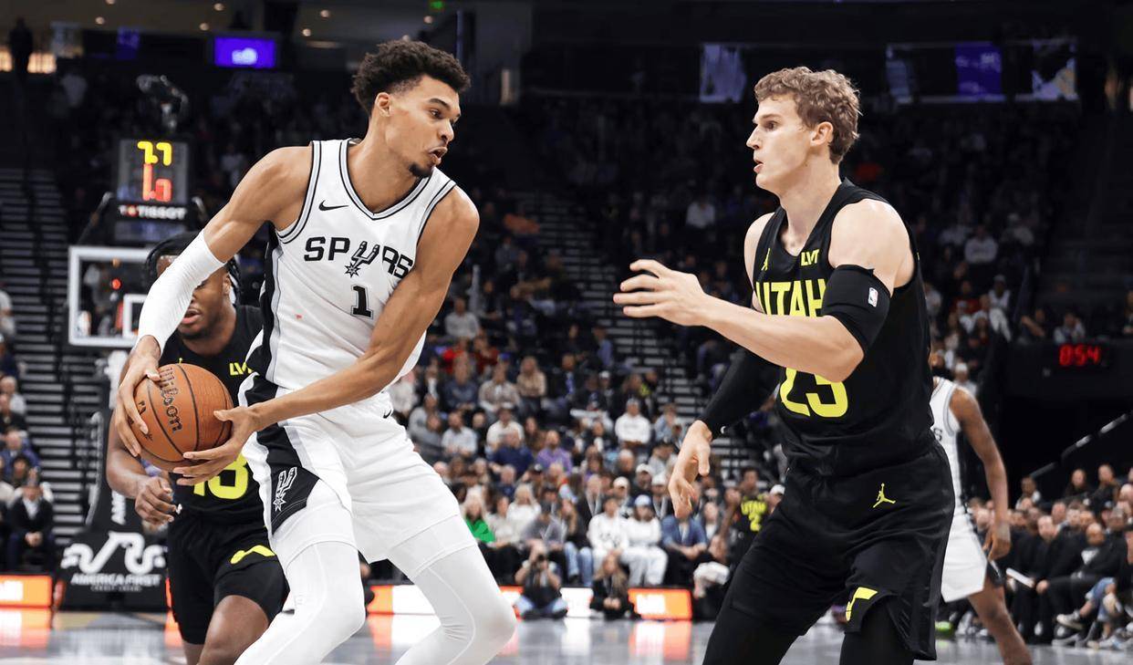 开云体育在线-爵士战胜马刺，米切尔砍下28分