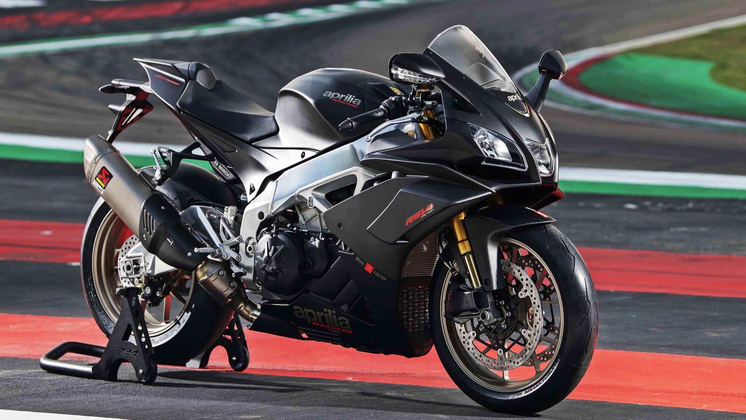 德甲争冠夜现惊世倒钩！皇马借将弑旧主，卡马文加一战封神